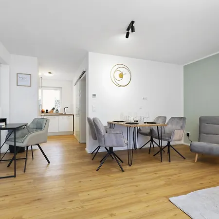Apartment Cruwzo - Modern Centrally Located With Parking
