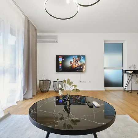 Cruwzo - Modern Centrally Located With Parking Apartment *