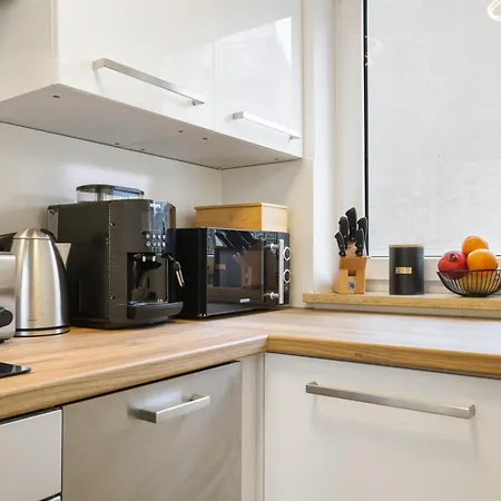 Cruwzo - Modern Centrally Located With Parking *