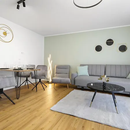 Cruwzo - Modern Centrally Located With Parking