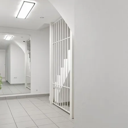 Cruwzo I Modern Centrally Located With Parking 아파트