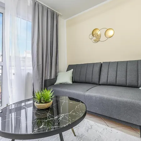 Cruwzo - Modern Centrally Located With Parking Apartment *