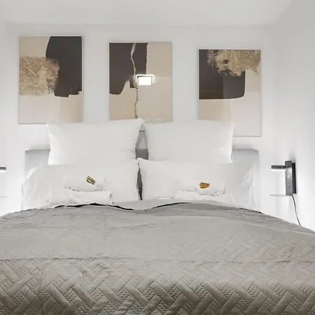 Apartment Cruwzo - Modern Centrally Located With Parking
