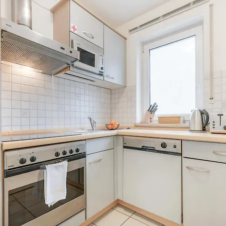 Cruwzo I Modern Centrally Located With Parking 아파트