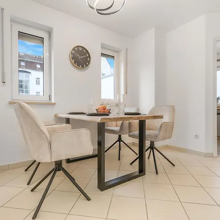 Cruwzo I Modern Centrally Located With Parking 아파트 *