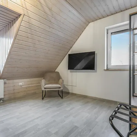 Cruwzo - Modern Centrally Located With Parking *