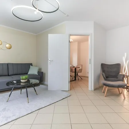 Cruwzo I Modern Centrally Located With Parking 아파트