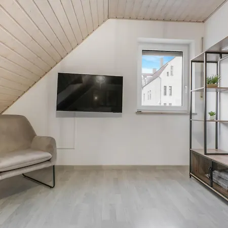 Cruwzo - Modern Centrally Located With Parking *