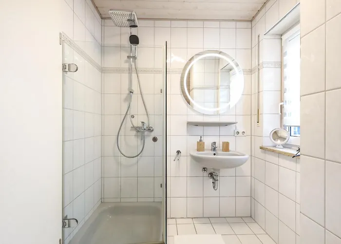Cruwzo I Modern Centrally Located With Parking *