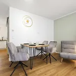 Cruwzo I Modern Centrally Located With Parking *