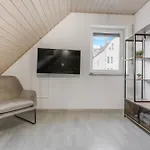Cruwzo I Modern Centrally Located With Parking *