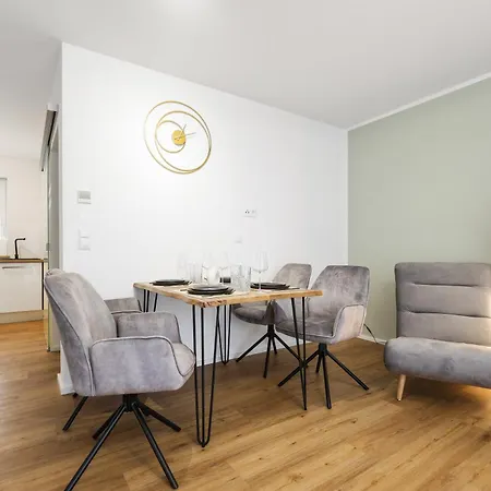 Cruwzo - Modern Centrally Located With Parking *
