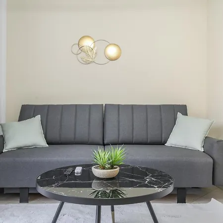 Cruwzo - Modern Centrally Located With Parking *